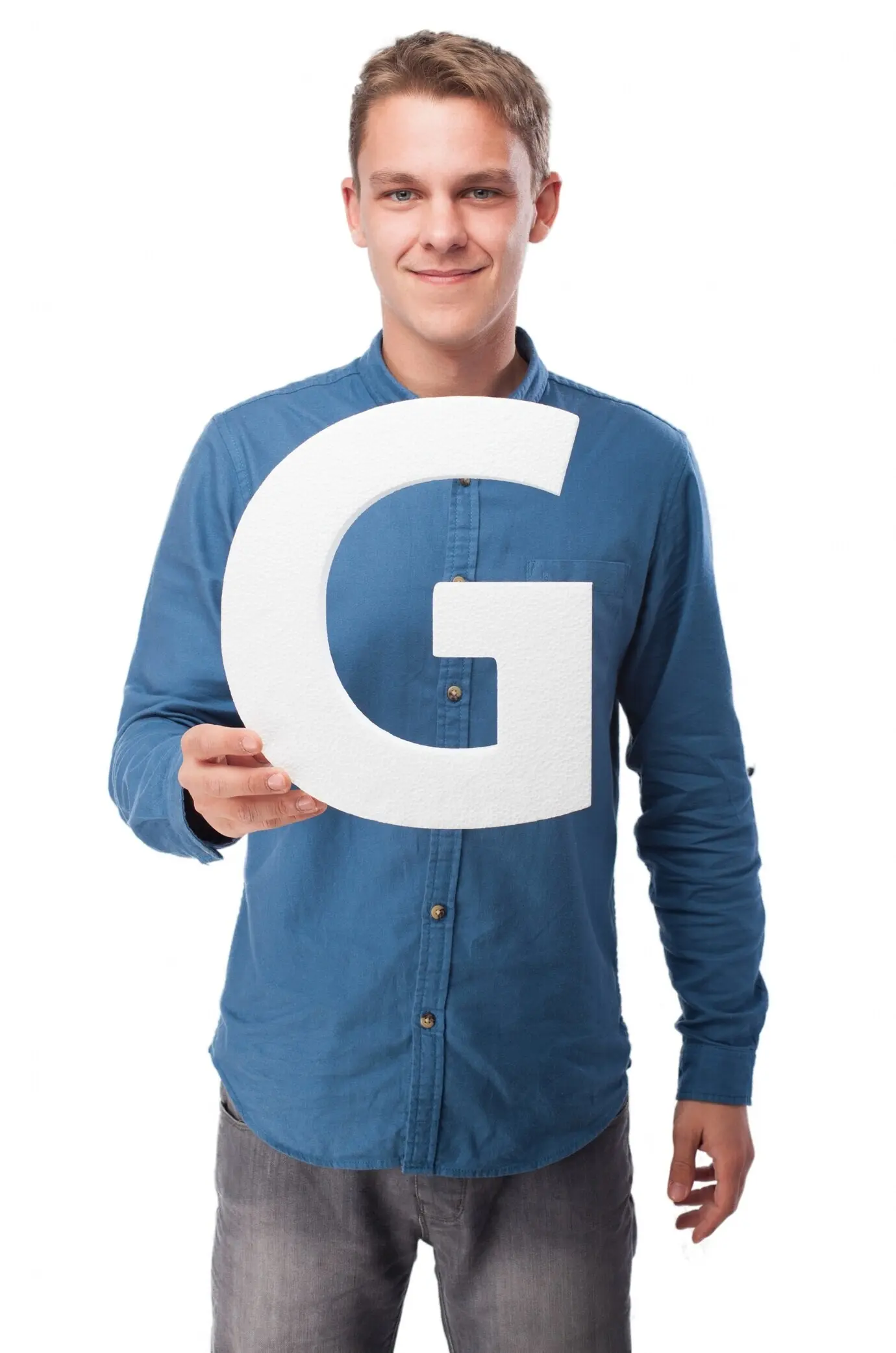 Мужчина с улыбкой держит букву «g».