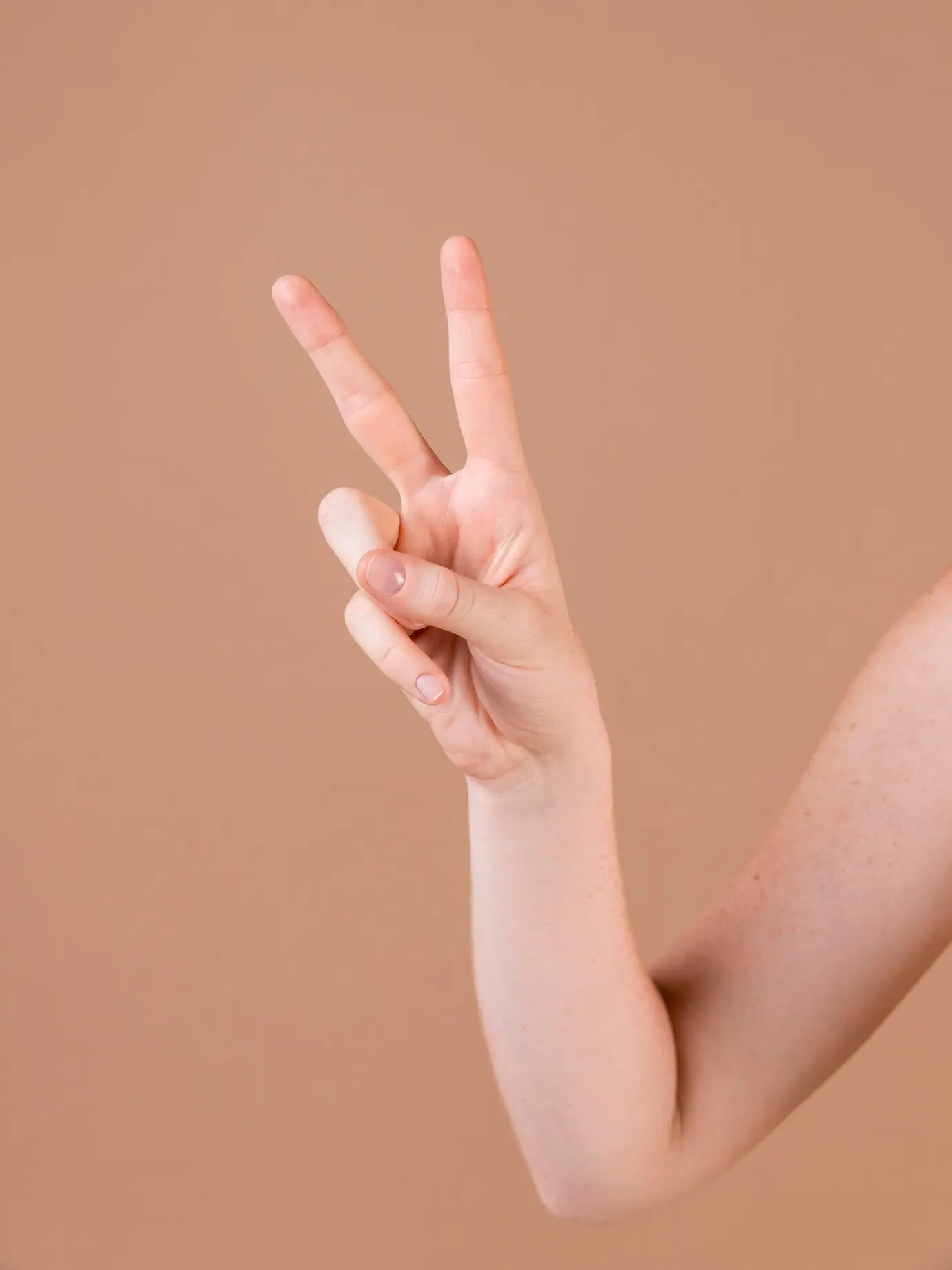 Крупный план руки, обучающей языку жестов.